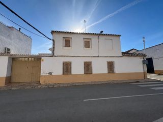 Casa en Tomelloso. Casa de esquina con cochera, terraza y gran potencial en tomello
