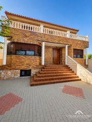 Chalet en Tomelloso. ��exclusiva vivienda independiente de 552 m� con piscina privada