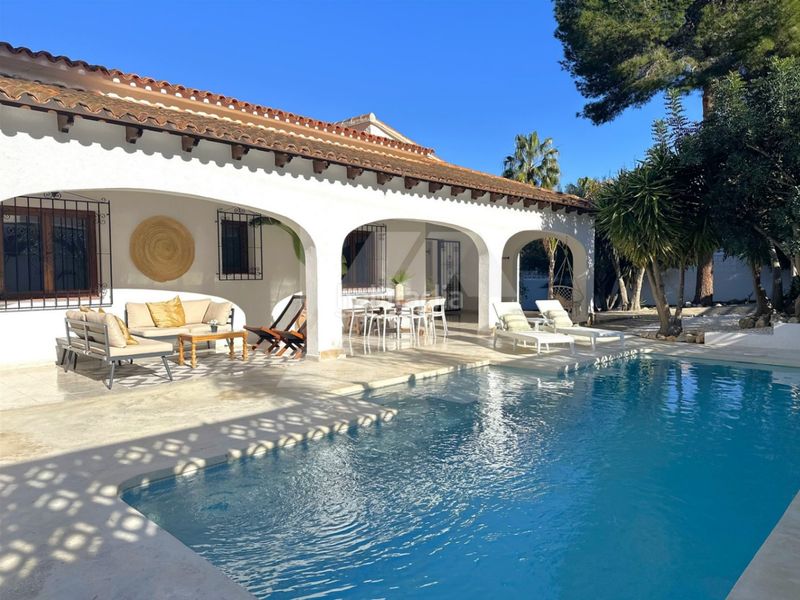 Foto e2fda582-50ad-43b0-938e-d181bbe92c36. Xalet amb xemeneia calefacció aparcament piscina a Moraira