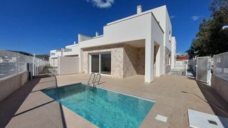 Xalet a Hondón de las Nieves. Chalet de obra nueva terminada a la venta en hondón de las nieve