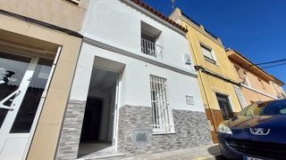 Reihenhaus in Pinoso. Bonita casa de pueblo reformada en el casco antiguo de pinoso, a