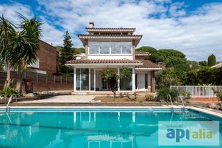 Chalet à Vilassar de Dalt. Casa con piscina y vistas al mar