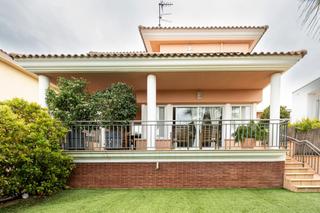 Haus in Vilassar de Dalt. Impresionante chalet con piscina en vilassar de dalt