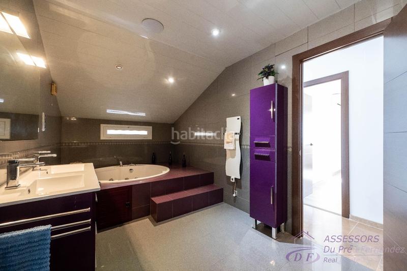 Foto 14e270d2-0f0f-493a-8aef-5db044bd8422. Chalet con riscaldamento parcheggio piscina in Alella