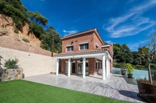 Chalet in Alella. Exclusivo chalet reformado en alella park con vistas al mar