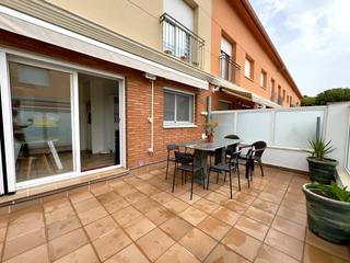 Casa a Santa Susanna. Exclusiva casa esquinera de alto standing en el corazn de santa