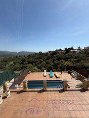Casa aparellada a Sant Cebrià de Vallalta. Piscina vistas y un apartamento adicional