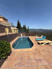 Casa aparellada a Sant Cebrià de Vallalta. Piscina vistas y un apartamento adicional