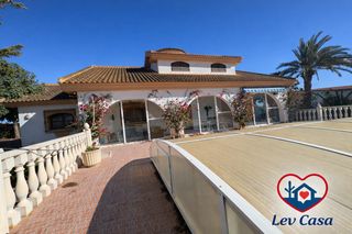 Xalet a Condado de Alhama. Chalet mediterráneo con parcela de 1.500 m2, piscina climatizada