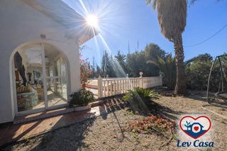 Chalet in Condado de Alhama. Chalet mediterráneo con parcela de 1.500 m2, piscina climatizada