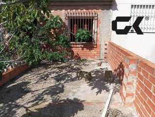 Casa a Sangonera la Seca. Dúplex con gran patio, terraza, porche y cochera para terminar a