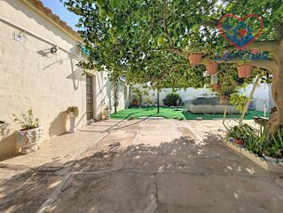 Casale in Hacienda del Álamo Golf. Casa de pueblo reformada con patio y parcela de 1.225 m2 en cuev