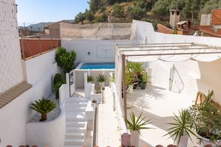 Casa en Carrer canonge gimeno 14. Casa con encanto, piscina privada y posibilidad de ampliar en el