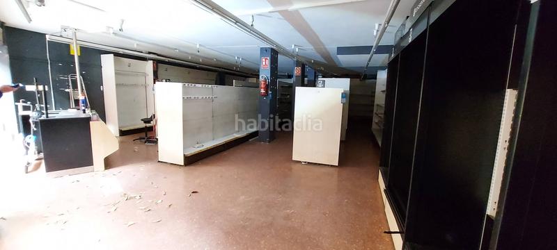 Foto 0687a573-aad2-4333-aaad-9cd0c2ca049c. Alquiler local comercial en carrer de santa coloma 31 gran escaparate en Barcelona