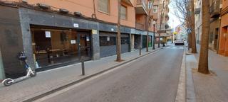 Location Local commercial à Carrer de santa coloma 31. Gran escaparate