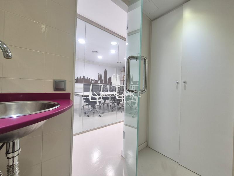 Foto 254b80b3-8894-46a9-b648-7af352baa93a. Oficina amb calefacció a Dreta de l´Eixample Barcelona