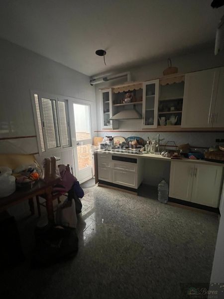 Foto ea6a3d54-dccb-49eb-bdd5-86b06a5007fc. Edifici a Rute