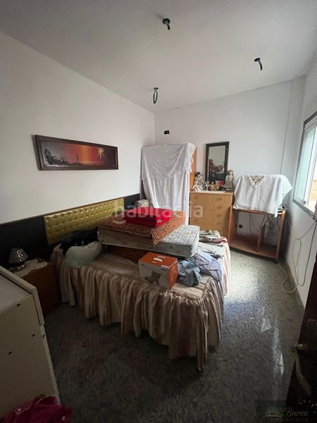Foto f8c4cdf6-bfb7-4999-aead-c8789eef63e5. Edifici a Rute