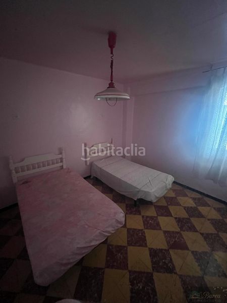 Foto cb79e34e-4b35-4998-9c0b-bf4ddf5760e5. Edifici a Rute