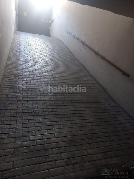 Foto de077099-f51f-4922-bd2b-99b4a532f106. Aparcament cotxe a Rute