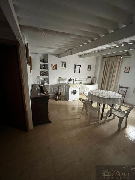 Foto 31787db0-d2d0-4175-8dd0-1df4d5c882b6. Edifici a Rute