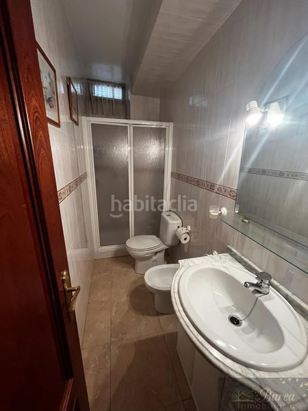 Foto cca35bbe-dd68-4e16-a7a5-a6d5e93f77e7. Edifici a Rute
