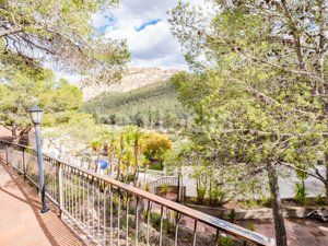 Foto f1125994-444a-4683-9312-27e4e33cc0ad. Masia amb aparcament a Xixona