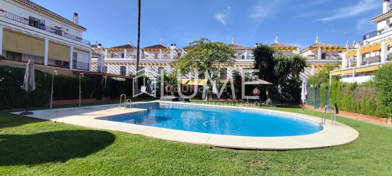 Foto 75623022-2619-4d3c-b920-d0fee652ef36. Casa adossada amb xemeneia calefacció aparcament piscina a Sevilla