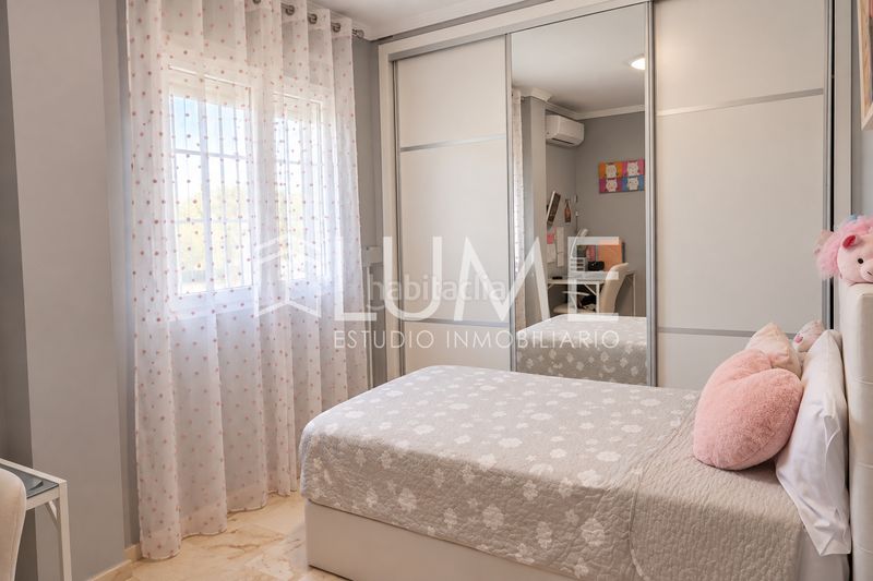 Foto a5d3eae4-44a9-4af9-ae76-9aa135df0caa. Casa adossada amb xemeneia calefacció aparcament piscina a Sevilla
