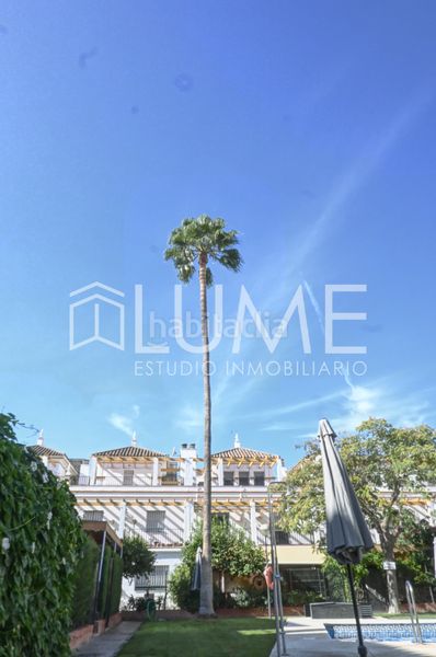 Foto d8481be7-8ef1-446d-9f7b-ad78526a48aa. Casa adossada amb xemeneia calefacció aparcament piscina a Sevilla