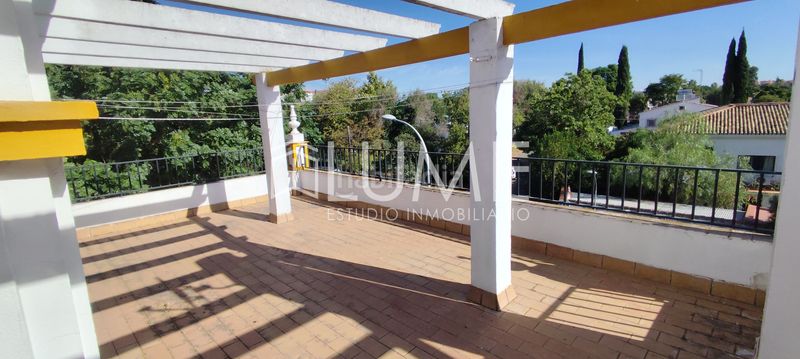 Foto e1efdaf7-cfdc-4a55-a759-3a16c73a37e7. Casa adossada amb xemeneia calefacció aparcament piscina a Sevilla