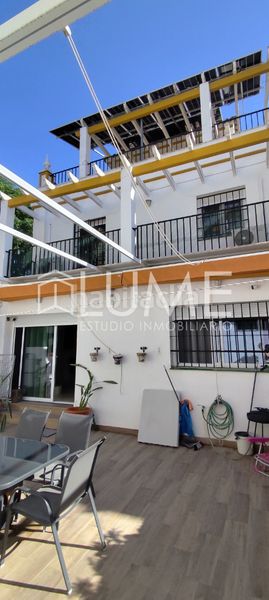 Foto f57f66f0-a249-4fb9-9991-09b74de122ab. Casa adossada amb xemeneia calefacció aparcament piscina a Sevilla