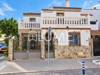 Semi detached house in Calle Yakarta