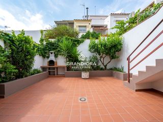 Maison jumelée  Rosers. Casa familiar de 4 habitaciones y con amplia terraza en argenton