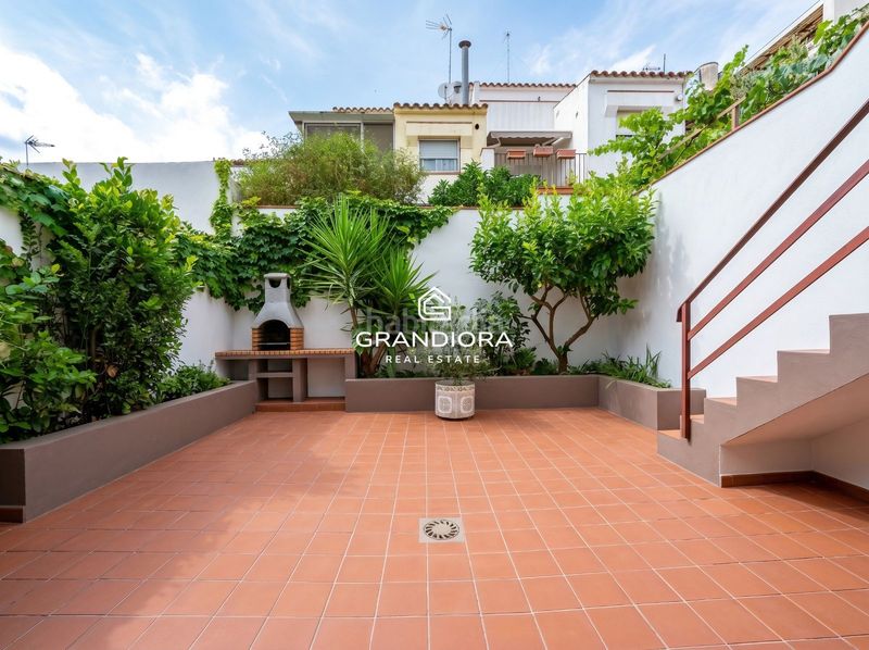 Foto b9e944f6-9a19-4da2-9f60-901bc78ac203. Casa adossada amb aparcament a Nucli Urbà Argentona