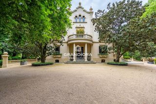 Xalet  Girona. Villa de lujo de más de 1.000 m en parcela de 5.000 m con piscin