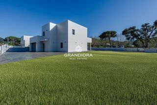 Chalet  Ginesta. Moderna casa de nueva construcción con 319 m2 y jardín plano en
