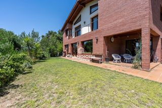 Haus  Avenida montnegre. Exclusiva casa con jardín y amplias terrazas en arenys de munt