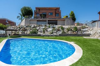 Miete Chalet  Dels francesos. Casa en alquiler en tiana con jardín, piscina y vistas al mar
