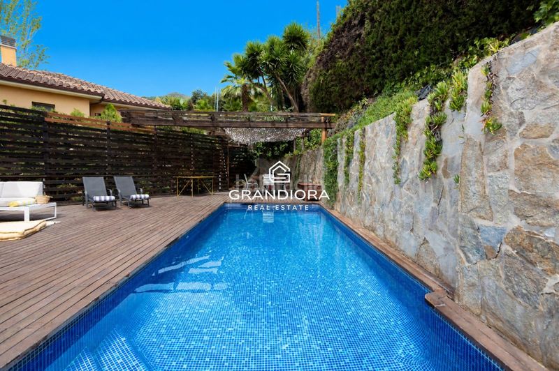 Foto efe02aec-a1cd-43d9-b819-f24afa5942ac. Affitto chalet con piscina in Alella