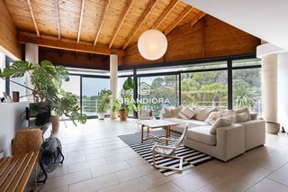Rent Chalet  Duran i bas. Casa familiar de 430 m con piscina y jardín de 1.000 m en alella