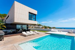 Lloguer Casa  Calle les fonts. Chalet independiente con piscina, jardines y vistas al mar  sant