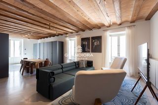 Location Duplex  Plaça de sant just. Dúplex de 190 m con terraza de 35 m en el palau moxó, barrio gót