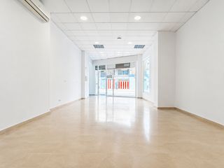 Business premise in Calle la unión 45. Local comercial con gran visibilidad, doble entrada y plaza de g