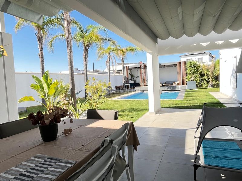 Foto 0e675cd6-2093-41c3-a7b6-5804a9c569f7. Casa amb aparcament piscina a Palomares del Río