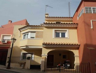 Casa adossada  Calle camilo jos� cela. Fant�stica vivienda con piscina en castilleja de guzm�n