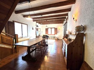 Masia a Airesol. Casa tipus masia amb piscina