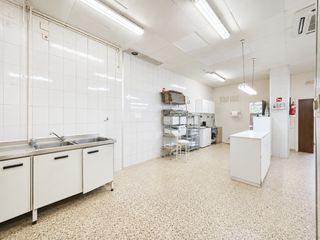 Geschäftsraum in Sud-Zona Industrial. Local de 100 m2 amb llum natural