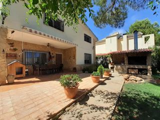 Maison à Pedanías - Extrarradio. Chalet con piscina y parcela de 2.000 m en aguasol