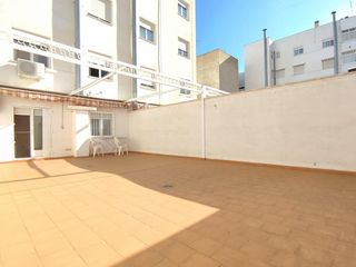 Pis  Santiago. Vivienda con gran patio y plaza de garaje